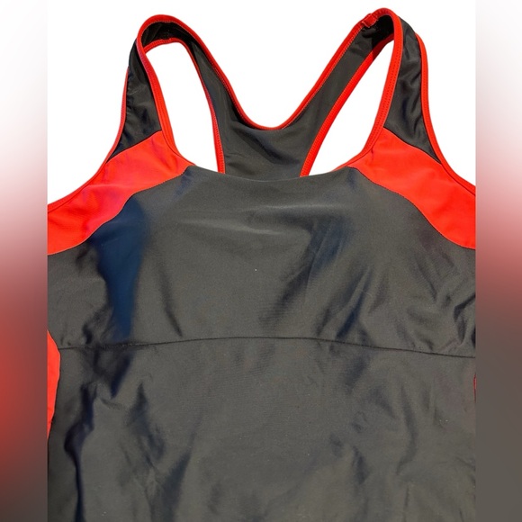 A pretty one piece swim suit that is flattering to all body types. - Picture 4 of 7